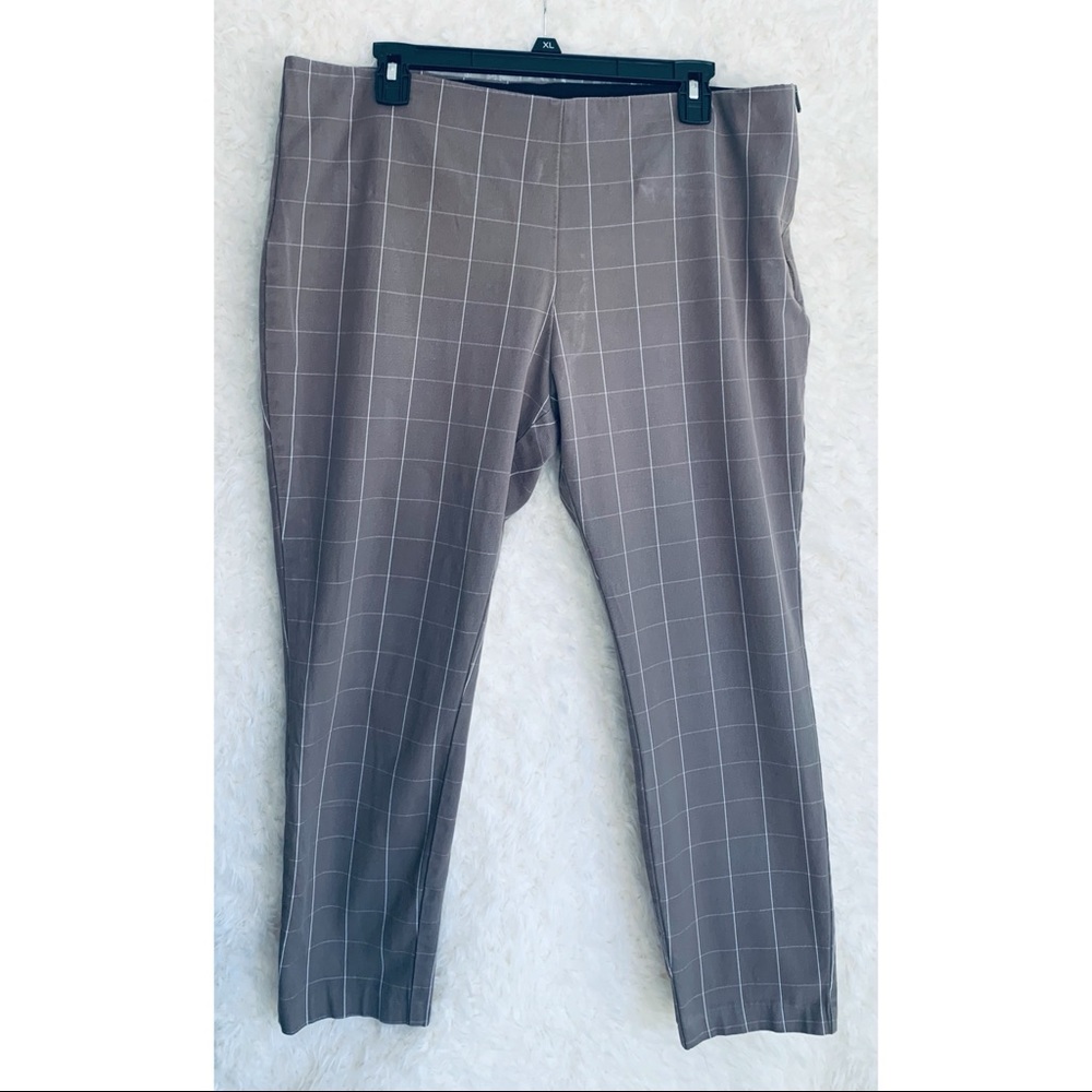 Work pants with a side zipper! Super cute to wearing during the Spring.